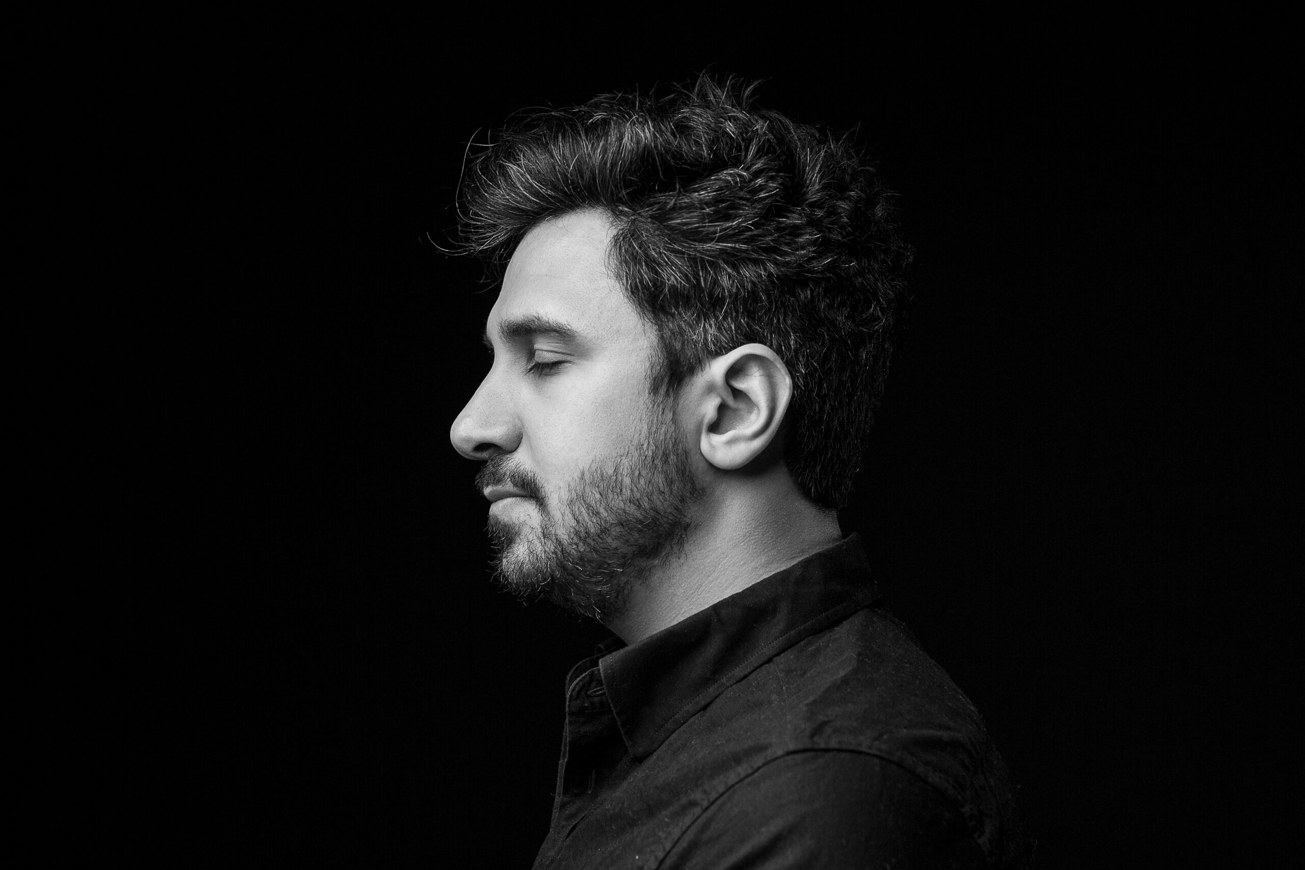 Yusuf Sahilli im Profil, Schwarz-Weiß-Porträt